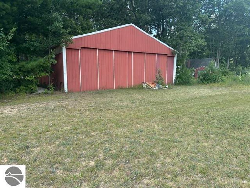 Image 3 of property listing at 7885 N Airpark Road, Weidman, MI 48893