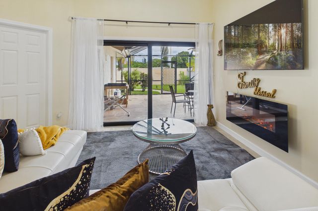 169 Executive Circle, Boynton Beach, FL 33436