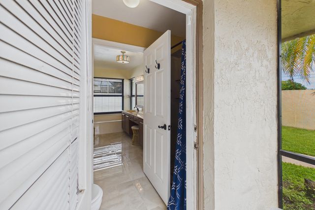 169 Executive Circle, Boynton Beach, FL 33436