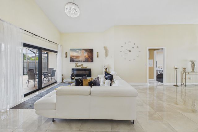 169 Executive Circle, Boynton Beach, FL 33436