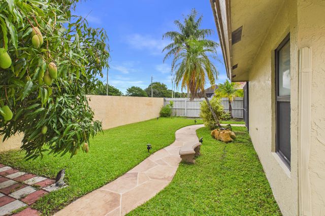 169 Executive Circle, Boynton Beach, FL 33436