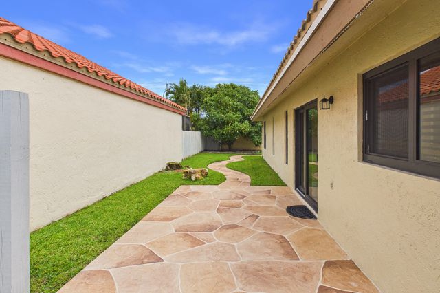 169 Executive Circle, Boynton Beach, FL 33436