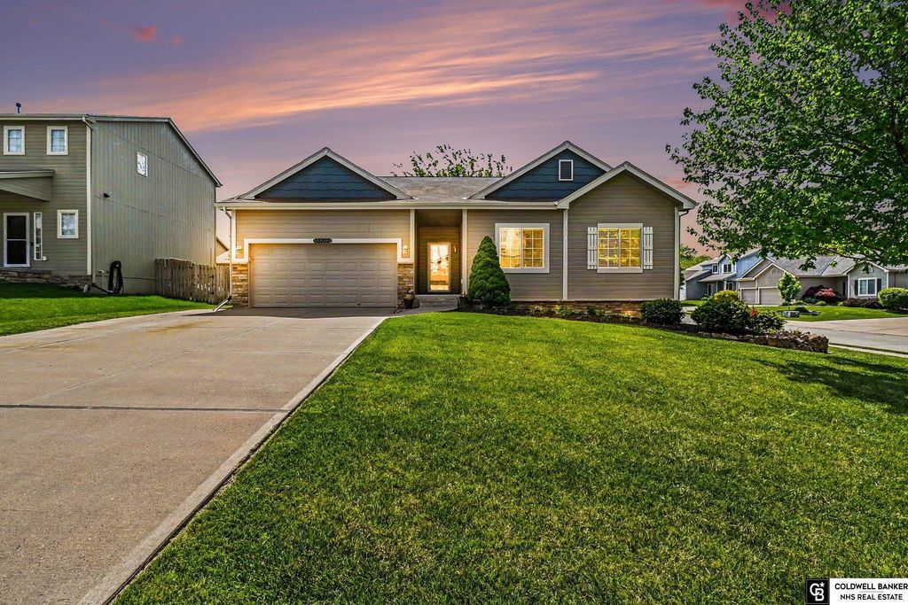 13702 Williamsburg Drive, Bellevue, NE 68123