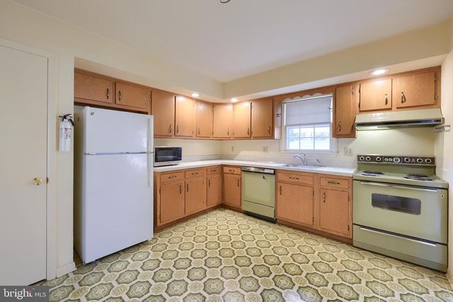 90 CHURCHILL DR, York, PA 17403