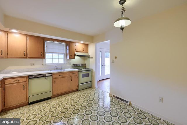 90 CHURCHILL DR, York, PA 17403