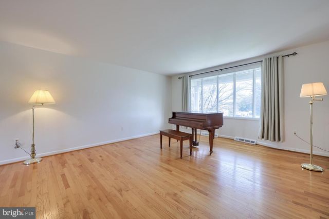 90 CHURCHILL DR, York, PA 17403