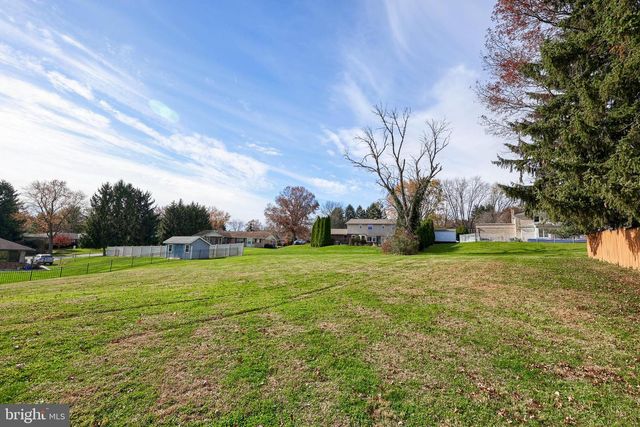 90 CHURCHILL DR, York, PA 17403