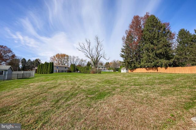 90 CHURCHILL DR, York, PA 17403