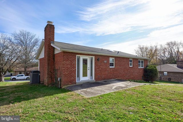 90 CHURCHILL DR, York, PA 17403