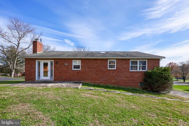 90 CHURCHILL DR, York, PA 17403