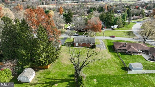 90 CHURCHILL DR, York, PA 17403