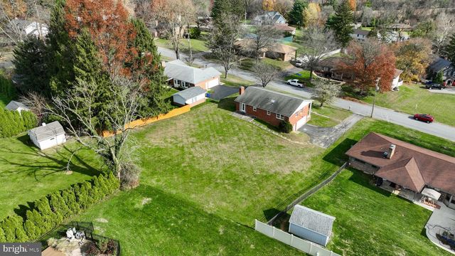 90 CHURCHILL DR, York, PA 17403