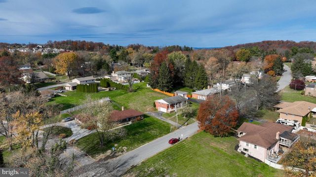 90 CHURCHILL DR, York, PA 17403