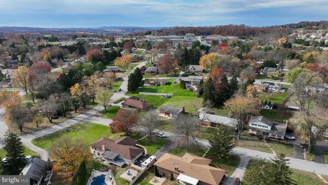 90 CHURCHILL DR, York, PA 17403