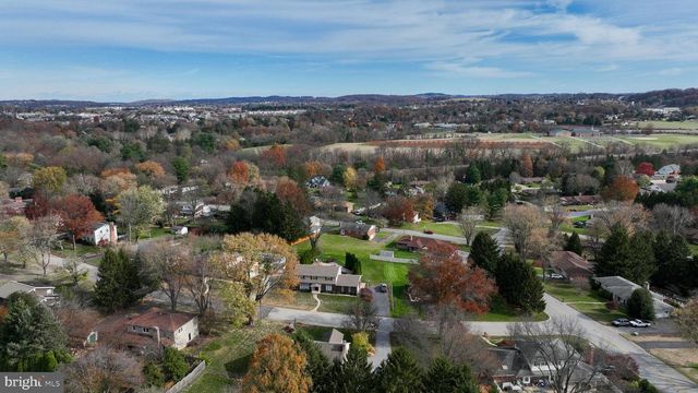 90 CHURCHILL DR, York, PA 17403