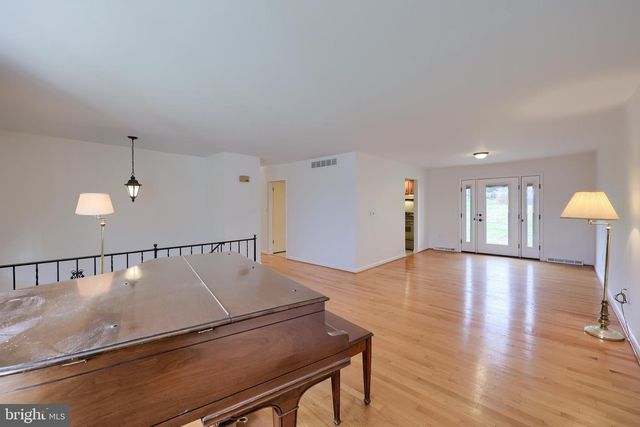 90 CHURCHILL DR, York, PA 17403