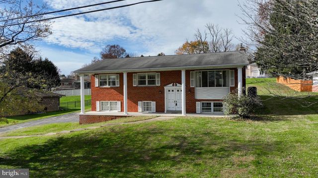 90 CHURCHILL DR, York, PA 17403