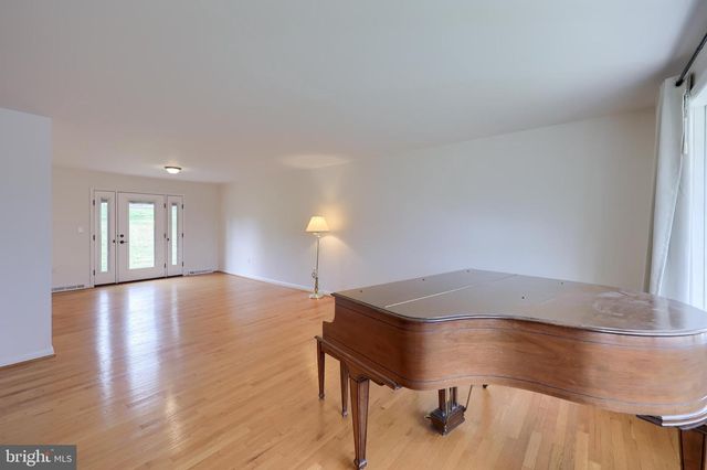 90 CHURCHILL DR, York, PA 17403