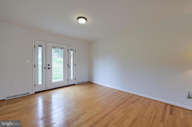 90 CHURCHILL DR, York, PA 17403