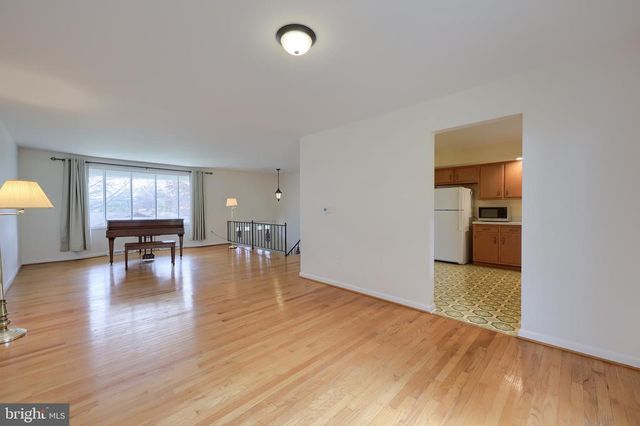 90 CHURCHILL DR, York, PA 17403