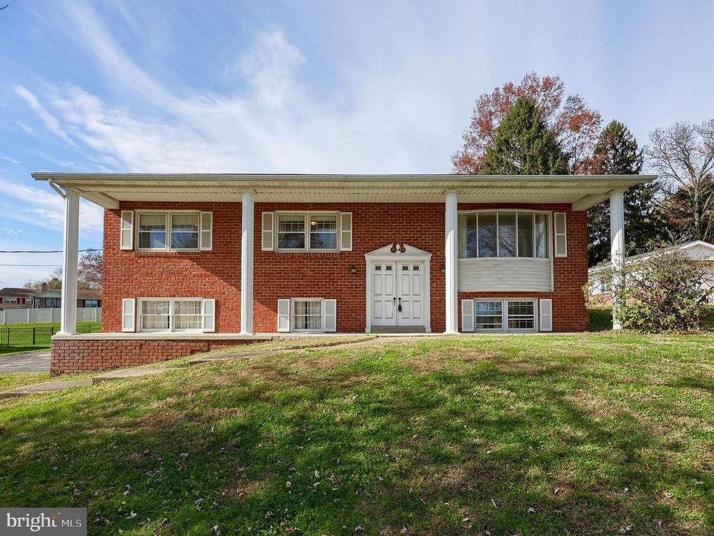 90 CHURCHILL DR, York, PA 17403