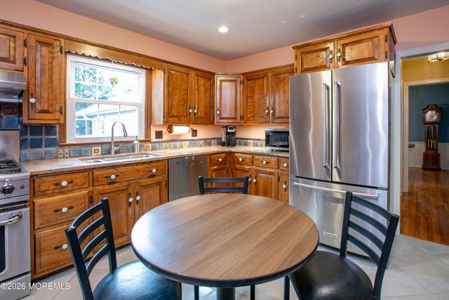 75 Lakeview Drive, Allentown, NJ 08501