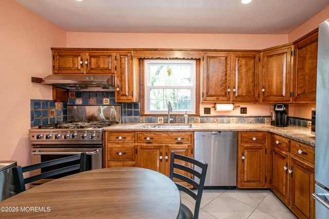 75 Lakeview Drive, Allentown, NJ 08501