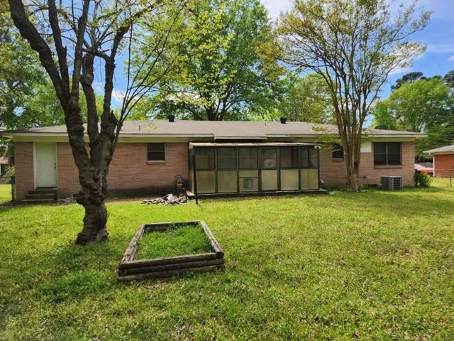 205 E Fairlane Dr, Longview, TX 75604