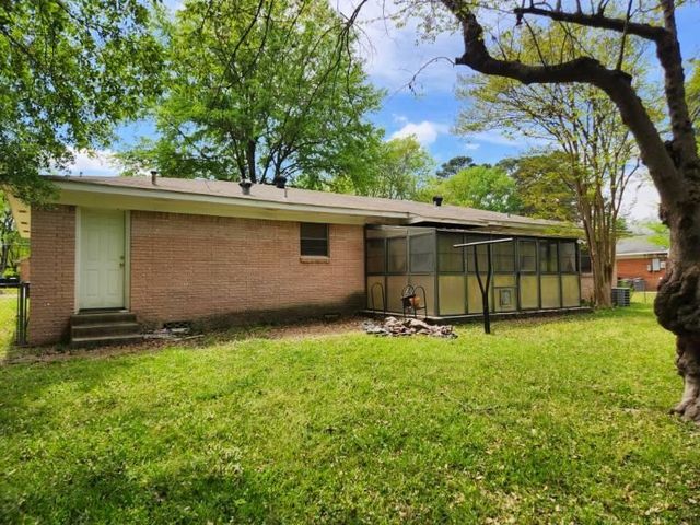 205 E Fairlane Dr, Longview, TX 75604