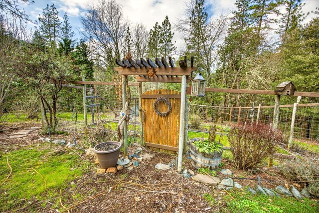 565 Greens Creek Road, Grants Pass, OR 97527