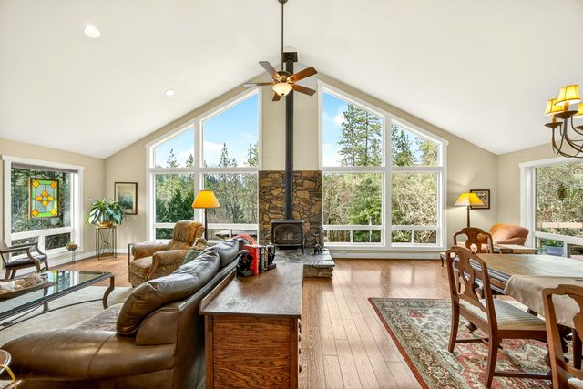 565 Greens Creek Road, Grants Pass, OR 97527