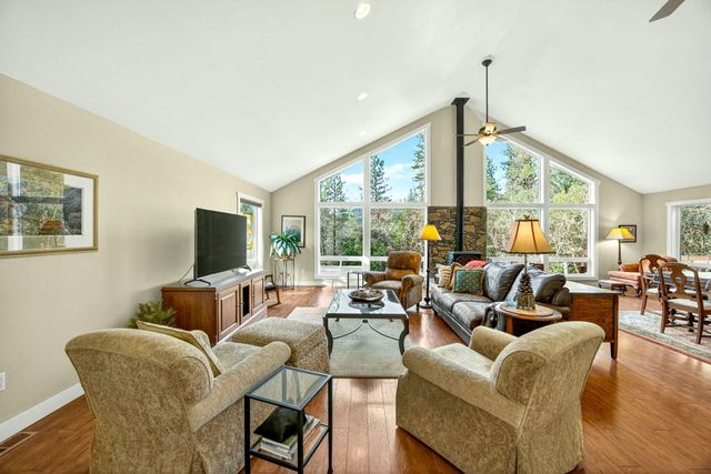 565 Greens Creek Road, Grants Pass, OR 97527