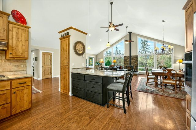 565 Greens Creek Road, Grants Pass, OR 97527