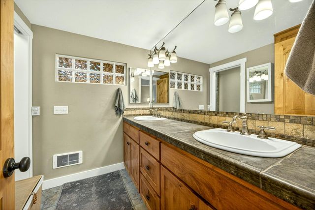 565 Greens Creek Road, Grants Pass, OR 97527