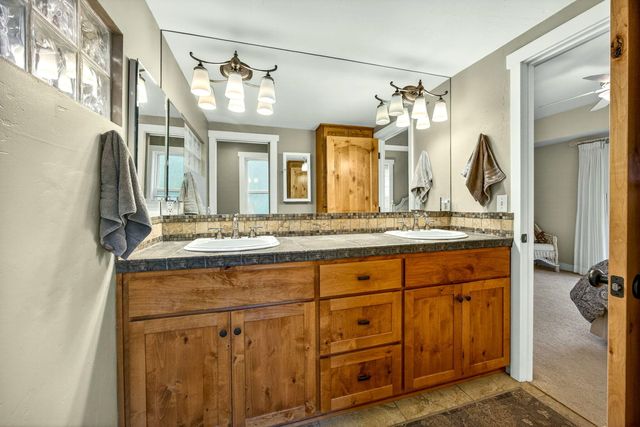 565 Greens Creek Road, Grants Pass, OR 97527