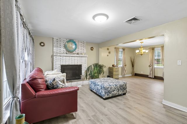 41 Chestnut Drive, Windsor, CT 06095