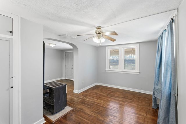 2918 W 10th St N, Wichita, KS 67203