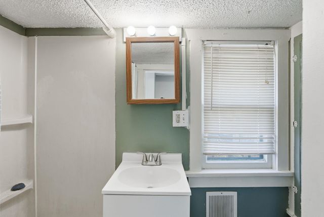 2918 W 10th St N, Wichita, KS 67203