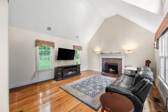 101 Schoolhouse Ln, Boxborough, MA 01719