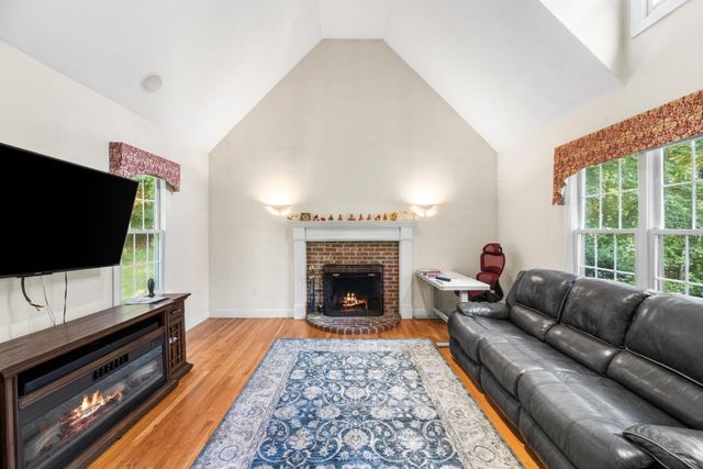 101 Schoolhouse Ln, Boxborough, MA 01719