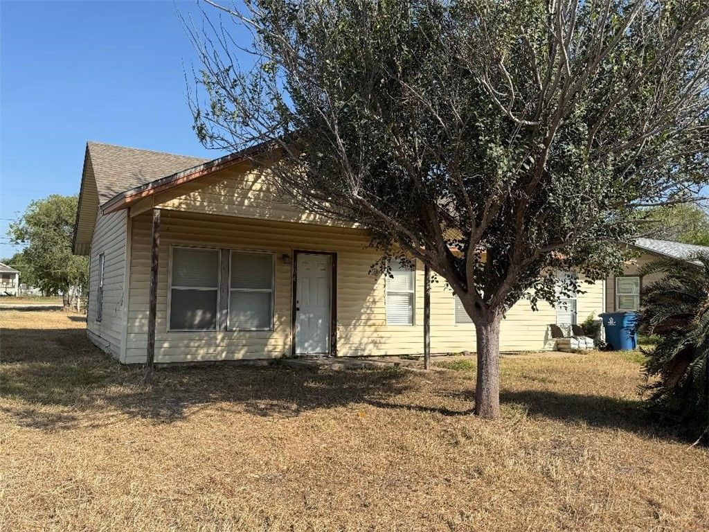 106 Marilyn Dr, Gregory, TX 78359 — exterior