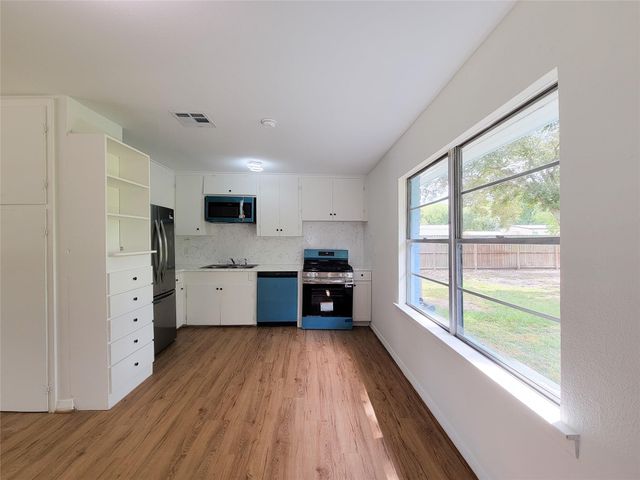 2605 W Dumble Street, Alvin, TX 77511