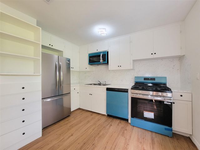 2605 W Dumble Street, Alvin, TX 77511