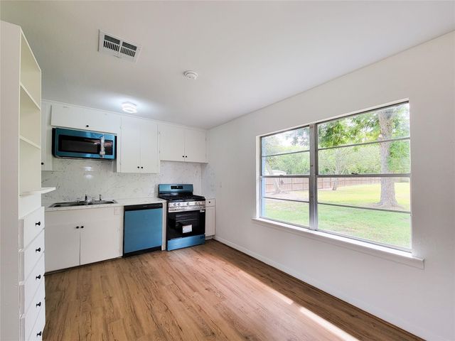 2605 W Dumble Street, Alvin, TX 77511