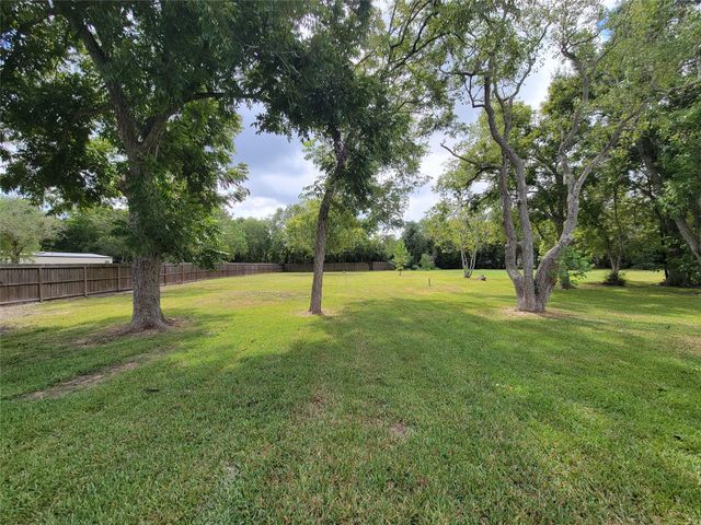 2605 W Dumble Street, Alvin, TX 77511