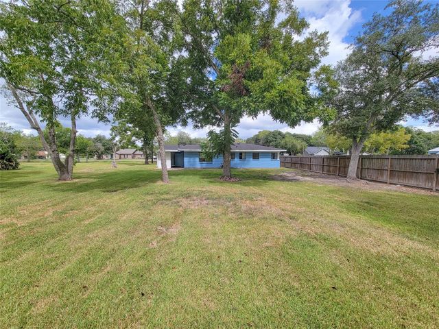 2605 W Dumble Street, Alvin, TX 77511
