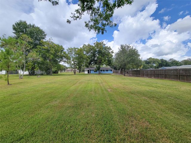 2605 W Dumble Street, Alvin, TX 77511