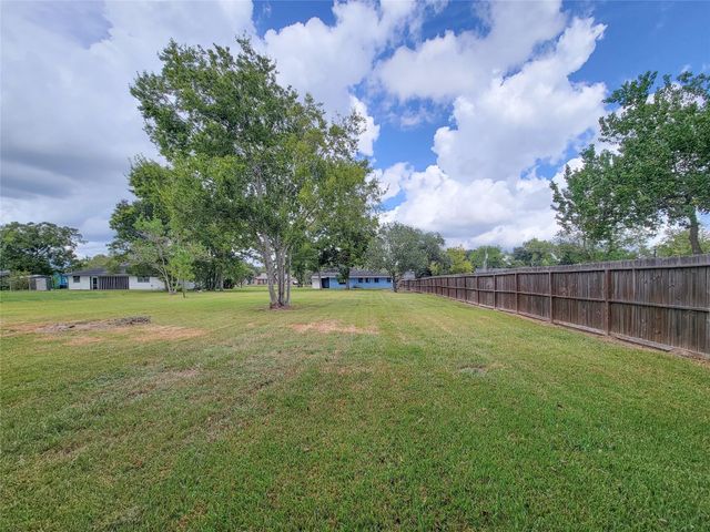 2605 W Dumble Street, Alvin, TX 77511