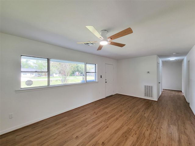 2605 W Dumble Street, Alvin, TX 77511