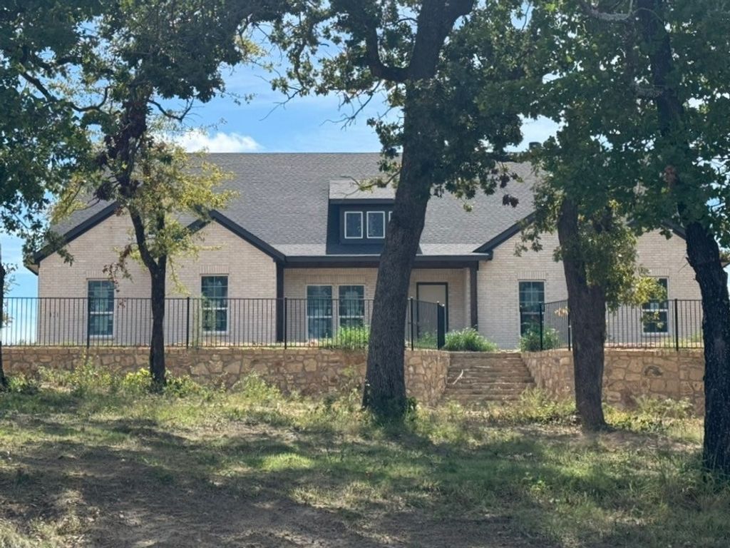 121 Oak Grove Way, Springtown, TX 76082